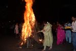 Poonam Sinha & others spotted doing Holi Pujan at juhu on 20th March 2019 (9)_5c93369fda6af.JPG