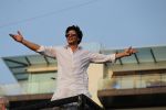 Shahrukh Khan with son Abram waves the fans on Eid at his bandra residence on 5th June 2019 (13)_5cf8b652b87d0.jpg