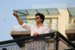 Shahrukh Khan with son Abram waves the fans on Eid at his bandra residence on 5th June 2019 (15)_5cf8b6569efc9.jpg