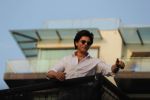 Shahrukh Khan with son Abram waves the fans on Eid at his bandra residence on 5th June 2019 (18)_5cf8b65ad0923.jpg