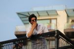 Shahrukh Khan with son Abram waves the fans on Eid at his bandra residence on 5th June 2019 (21)_5cf8b65f26684.jpg