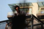 Shahrukh Khan with son Abram waves the fans on Eid at his bandra residence on 5th June 2019 (23)_5cf8b66203188.jpg