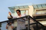 Shahrukh Khan with son Abram waves the fans on Eid at his bandra residence on 5th June 2019 (24)_5cf8b663c4d03.jpg