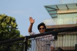 Shahrukh Khan with son Abram waves the fans on Eid at his bandra residence on 5th June 2019 (25)_5cf8b66556b9c.jpg