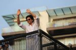 Shahrukh Khan with son Abram waves the fans on Eid at his bandra residence on 5th June 2019 (26)_5cf8b666d89aa.jpg