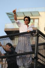 Shahrukh Khan with son Abram waves the fans on Eid at his bandra residence on 5th June 2019 (29)_5cf8b66bb4158.jpg
