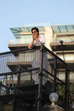 Shahrukh Khan with son Abram waves the fans on Eid at his bandra residence on 5th June 2019 (34)_5cf8b673d91cf.jpg