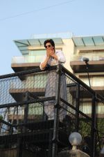 Shahrukh Khan with son Abram waves the fans on Eid at his bandra residence on 5th June 2019 (37)_5cf8b6790fb32.jpg