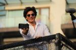 Shahrukh Khan with son Abram waves the fans on Eid at his bandra residence on 5th June 2019 (4)_5cf8b9198608e.jpg
