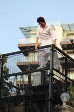 Shahrukh Khan with son Abram waves the fans on Eid at his bandra residence on 5th June 2019 (41)_5cf8b682cfdcb.jpg