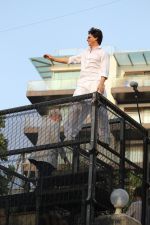 Shahrukh Khan with son Abram waves the fans on Eid at his bandra residence on 5th June 2019 (43)_5cf8b6877d143.jpg