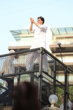 Shahrukh Khan with son Abram waves the fans on Eid at his bandra residence on 5th June 2019 (44)_5cf8b689b871a.jpg