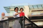Shahrukh Khan with son Abram waves the fans on Eid at his bandra residence on 5th June 2019 (50)_5cf8b69715df2.jpg