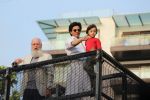 Shahrukh Khan with son Abram waves the fans on Eid at his bandra residence on 5th June 2019 (51)_5cf8b6992e744.jpg