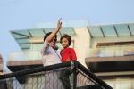 Shahrukh Khan with son Abram waves the fans on Eid at his bandra residence on 5th June 2019 (52)_5cf8b69b4d85b.jpg