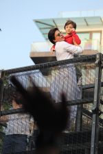 Shahrukh Khan with son Abram waves the fans on Eid at his bandra residence on 5th June 2019 (54)_5cf8b6a039b44.jpg