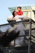 Shahrukh Khan with son Abram waves the fans on Eid at his bandra residence on 5th June 2019 (55)_5cf8b6a228872.jpg