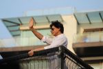 Shahrukh Khan with son Abram waves the fans on Eid at his bandra residence on 5th June 2019 (7)_5cf8b6495ccd1.jpg