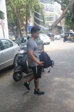 Kunal Khemu spotted at gym in bandra on 10th June 2019 (10)_5d02328a20d9b.JPG