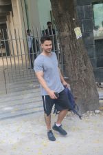 Kunal Khemu spotted at gym in bandra on 10th June 2019 (7)_5d023280715c3.JPG
