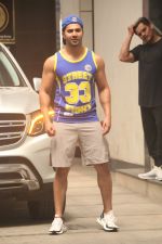Varun Dhawan spotted at gym in bandra on 10th June 2019 (10)_5d023f5f9a250.JPG