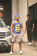 Varun Dhawan spotted at gym in bandra on 10th June 2019 (6)_5d023f44493c7.JPG