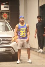 Varun Dhawan spotted at gym in bandra on 10th June 2019 (7)_5d023f4a76ce9.JPG