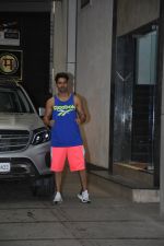 Varun Dhawan spotted at gym in bandra on 12th June 2019 (13)_5d0247abe14ce.JPG