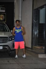 Varun Dhawan spotted at gym in bandra on 12th June 2019 (14)_5d0247ad7c544.JPG
