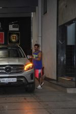 Varun Dhawan spotted at gym in bandra on 12th June 2019 (4)_5d02479e010ca.JPG