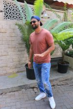 Vicky Kaushal spotted at juhu on 8th June 2019 (11)_5d023f8d565a2.JPG