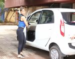 Kim Sharma spotted at gym in bandra on 13th June 2019  (2)_5d033e73015fa.jpg