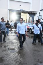 Salman Khan meet the families who had experienced partition at Mehboob Studio in bandra on 13th June 2019 (190)_5d034f29ef39e.JPG