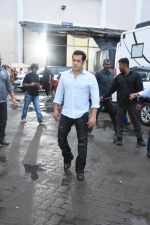 Salman Khan meet the families who had experienced partition at Mehboob Studio in bandra on 13th June 2019 (194)_5d034f3822a43.JPG
