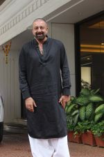 Sanjay Dutt spotted at Anand Pandit_s house in juhu on 13th June 2019 (23)_5d033f03cf7a3.JPG