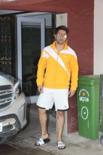 Varun Dhawan spotted at gym in bandra on 13th June 2019 (3)_5d033edb5e356.jpg