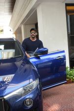 Arjun Kapoor spotted at Anand Pandit_s house in juhu on 15th June 2019 (75)_5d0743f00b096.JPG
