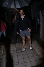 Varun Dhawan with family & girlfriend Natasha Dalal spotted at his office in juhu on 15th June 2019 (1)_5d073634627ff.jpg