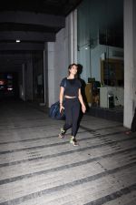 Kim Sharma spotted at gym in Khar on 17th June 2019 (11)_5d08942762b47.JPG