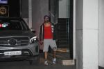 Varun Dhawan spotted at gym in Khar on 19th June 2019 (19)_5d0b300c3f424.JPG