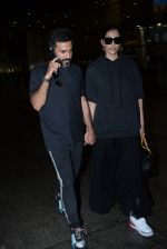 Sonam Kapoor & Anand Ahuja spotted at airport on 26th June 2019 (2)_5d15c073c573f.JPG