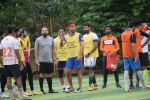 Ranbir Kapoor playing football at juhu on 7th July 2019 (39)_5d22f2e759635.JPG