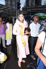 Himesh Reshammiya with wife spotted at Sidhivinayak temple on 24th July 2019 (15)_5d3aa7d12f72c.JPG