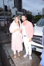 Himesh Reshammiya with wife spotted at Sidhivinayak temple on 24th July 2019 (4)_5d3aa7bc12647.JPG