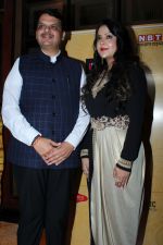 CM Devendra Fadnavis with wife Amruta Fadnavis at the red carpet of NBT Utsav Awards 2019 (13)_5d3ea67faef19.jpg
