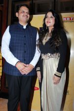 CM Devendra Fadnavis with wife Amruta Fadnavis at the red carpet of NBT Utsav Awards 2019 (15)_5d3ea686512c7.jpg