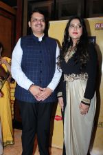 CM Devendra Fadnavis with wife Amruta Fadnavis at the red carpet of NBT Utsav Awards 2019 (6)_5d3ea673ba253.jpg