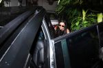 Deepika Padukone spotted at clinic in Bandra on 6th Aug 2019 (5)_5d4a7ba234f83.JPG
