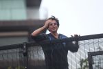 Shahrukh Khan waves to fans on the occasion of Eid at his bandra residence on 12th Aug 2019 (1)_5d525ee15d632.JPG