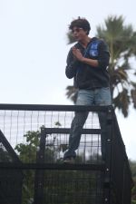 Shahrukh Khan waves to fans on the occasion of Eid at his bandra residence on 12th Aug 2019 (25)_5d525f2b74a7d.JPG